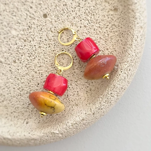 Kolczyki wiszące unikaty z koralem i hematytem na złotej stali chirurgicznej – ręcznie tworzona biżuteria z kamieni naturalnych Magneska.pl