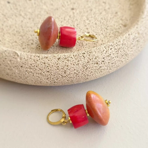 Kolczyki wiszące unikaty z koralem i hematytem na złotej stali chirurgicznej – ręcznie tworzona biżuteria z kamieni naturalnych Magneska.pl
