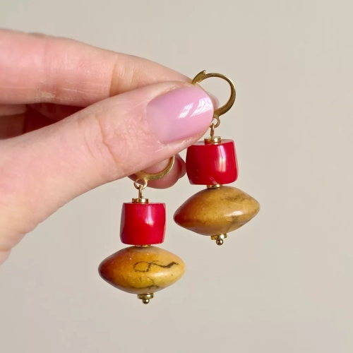 Kolczyki wiszące unikaty z koralem i hematytem na złotej stali chirurgicznej – ręcznie tworzona biżuteria z kamieni naturalnych Magneska.pl