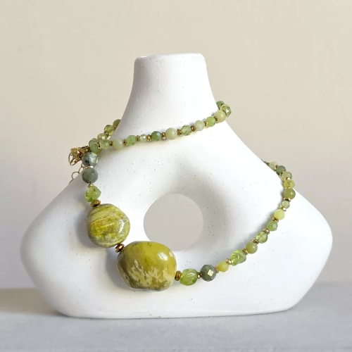 Naszyjnik unikat choker z nefrytu, peridotu, jadeitu i hematytu w odcieniach zieleni – ręcznie tworzona biżuteria z kamieni naturalnych Magneska.pl