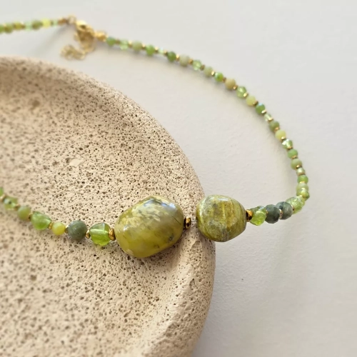 Naszyjnik unikat choker z nefrytu, peridotu, jadeitu i hematytu w odcieniach zieleni – ręcznie tworzona biżuteria z kamieni naturalnych Magneska.pl