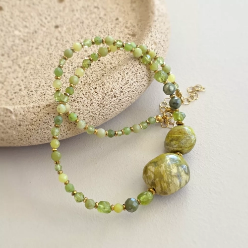 Naszyjnik unikat choker z nefrytu, peridotu, jadeitu i hematytu w odcieniach zieleni – ręcznie tworzona biżuteria z kamieni naturalnych Magneska.pl