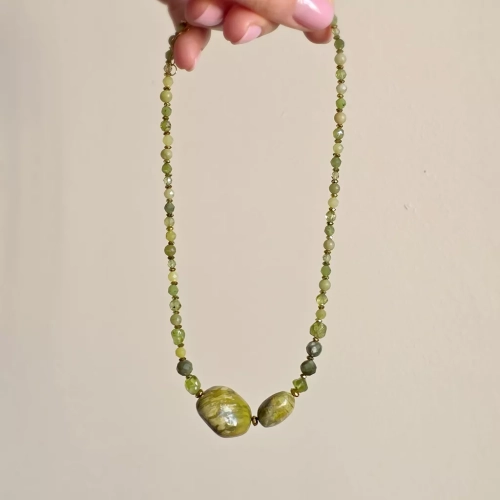 Naszyjnik unikat choker z nefrytu, peridotu, jadeitu i hematytu w odcieniach zieleni – ręcznie tworzona biżuteria z kamieni naturalnych Magneska.pl