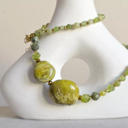 Naszyjnik unikat choker z nefrytu, peridotu, jadeitu i hematytu w odcieniach zieleni – ręcznie tworzona biżuteria z kamieni naturalnych Magneska.pl