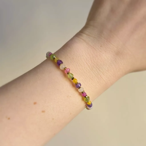 Bransoletka klasyczna z kolorowych agatów, peridotu, ametystu i hematytu na jubilerskiej lince stalowej, ze złotym zapięciem ze stali chirurgicznej – ręcznie tworzona biżuteria Magneska.pl