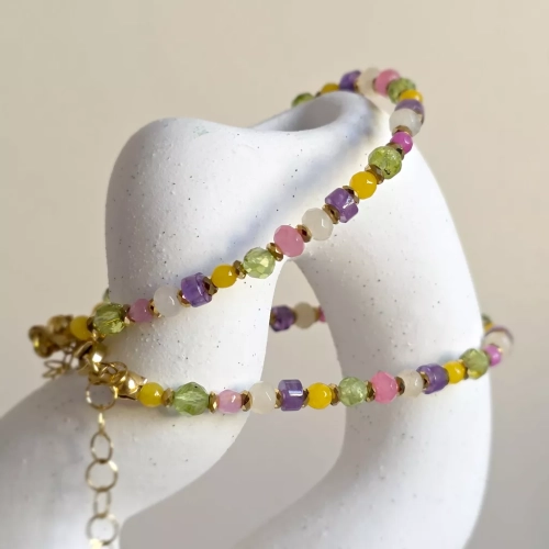 Bransoletka klasyczna z kolorowych agatów, peridotu, ametystu i hematytu na jubilerskiej lince stalowej, ze złotym zapięciem ze stali chirurgicznej – ręcznie tworzona biżuteria Magneska.pl