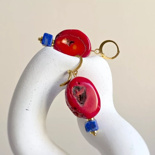 Kolczyki wiszące unikaty z koralem, lapis lazuli i hematytem na złotej stali chirurgicznej – ręcznie tworzona biżuteria z kamieni naturalnych Magneska.pl