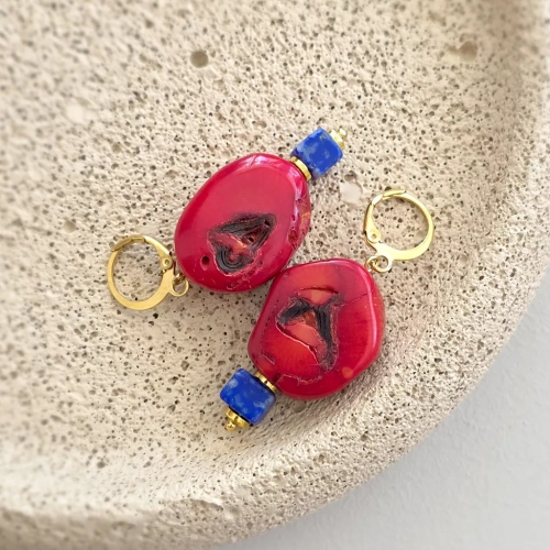 Kolczyki wiszące unikaty z koralem, lapis lazuli i hematytem na złotej stali chirurgicznej – ręcznie tworzona biżuteria z kamieni naturalnych Magneska.pl