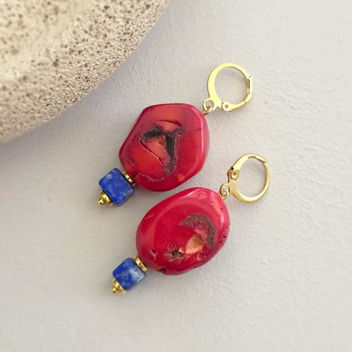 Kolczyki wiszące unikaty z koralem, lapis lazuli i hematytem na złotej stali chirurgicznej – ręcznie tworzona biżuteria z kamieni naturalnych Magneska.pl