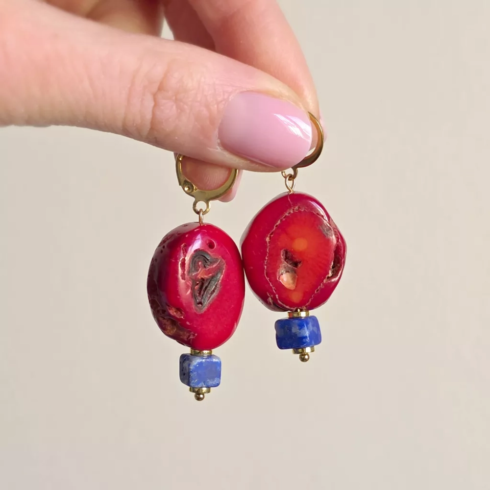 Kolczyki wiszące unikaty z koralem, lapis lazuli i hematytem na złotej stali chirurgicznej – ręcznie tworzona biżuteria z kamieni naturalnych Magneska.pl