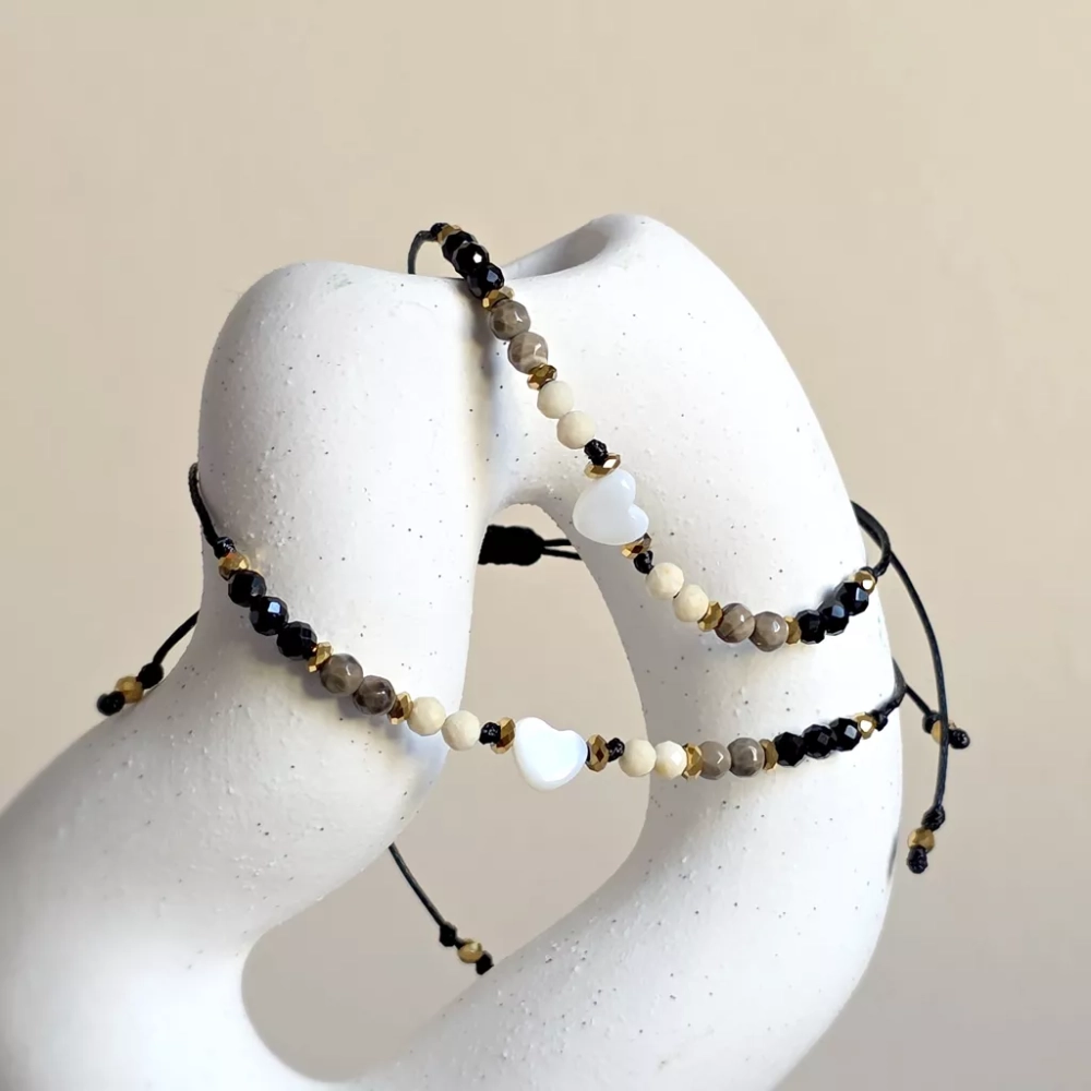 Bransoletka z masą perłową, kamieniem rzecznym, brązowym agatem, czarnym turmalinem i hematytem na czarnym sznurku z serduszkiem – ręcznie tworzona biżuteria Magneska.pl