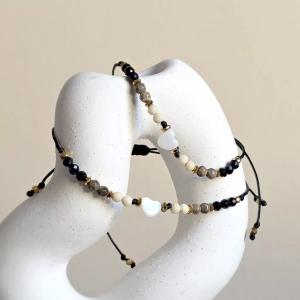 Bransoletka masa perłowa, kamień rzeczny, agat brązowy, czarny turmalin i hematyt na czarnym sznurku / serduszko