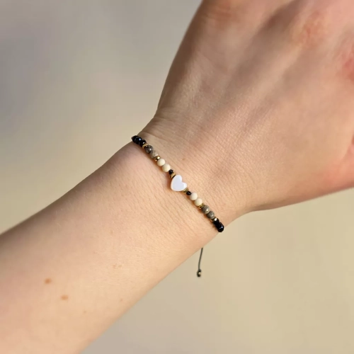 Bransoletka z masą perłową, kamieniem rzecznym, brązowym agatem, czarnym turmalinem i hematytem na czarnym sznurku z serduszkiem – ręcznie tworzona biżuteria Magneska.pl