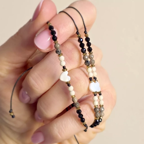 Bransoletka z masą perłową, kamieniem rzecznym, brązowym agatem, czarnym turmalinem i hematytem na czarnym sznurku z serduszkiem – ręcznie tworzona biżuteria Magneska.pl