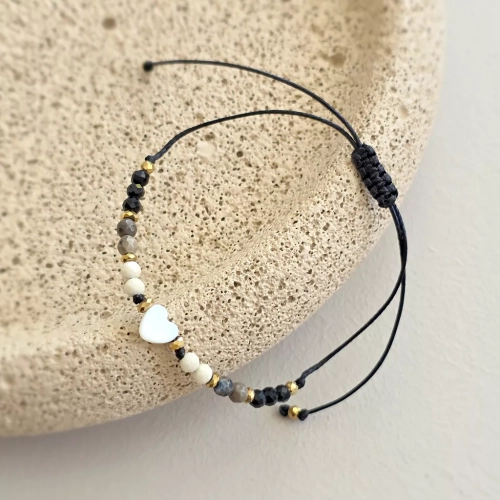 Bransoletka z masą perłową, kamieniem rzecznym, brązowym agatem, czarnym turmalinem i hematytem na czarnym sznurku z serduszkiem – ręcznie tworzona biżuteria Magneska.pl