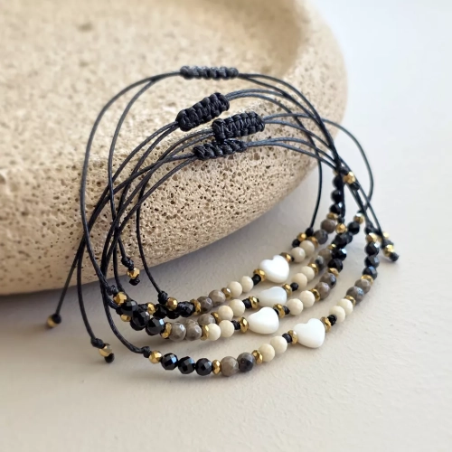 Bransoletka z masą perłową, kamieniem rzecznym, brązowym agatem, czarnym turmalinem i hematytem na czarnym sznurku z serduszkiem – ręcznie tworzona biżuteria Magneska.pl