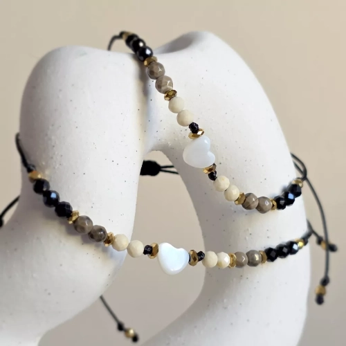 Bransoletka z masą perłową, kamieniem rzecznym, brązowym agatem, czarnym turmalinem i hematytem na czarnym sznurku z serduszkiem – ręcznie tworzona biżuteria Magneska.pl