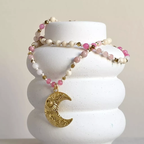 Naszyjnik supełkowany unikat z agatem różowym, kamieniem rzecznym, rodonitem, kwarcem różowym i hematytem na kremowym sznurku z zawieszką księżyc – ręcznie tworzona biżuteria Magneska.pl