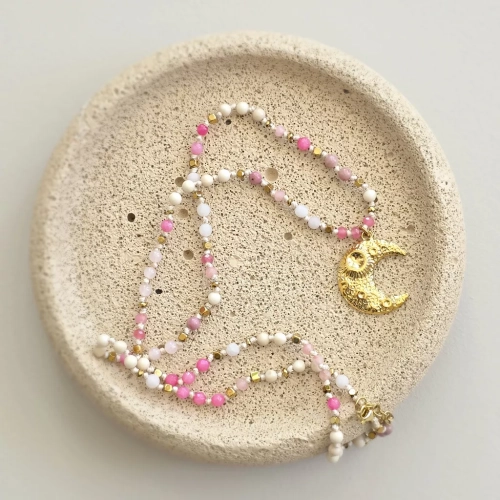 Naszyjnik supełkowany unikat z agatem różowym, kamieniem rzecznym, rodonitem, kwarcem różowym i hematytem na kremowym sznurku z zawieszką księżyc – ręcznie tworzona biżuteria Magneska.pl