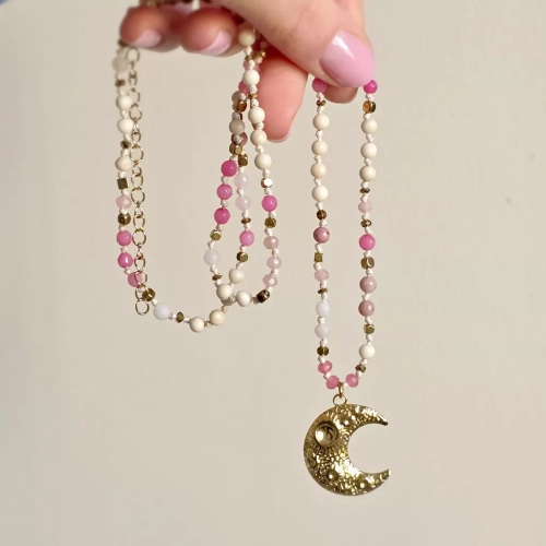 Naszyjnik supełkowany unikat z agatem różowym, kamieniem rzecznym, rodonitem, kwarcem różowym i hematytem na kremowym sznurku z zawieszką księżyc – ręcznie tworzona biżuteria Magneska.pl