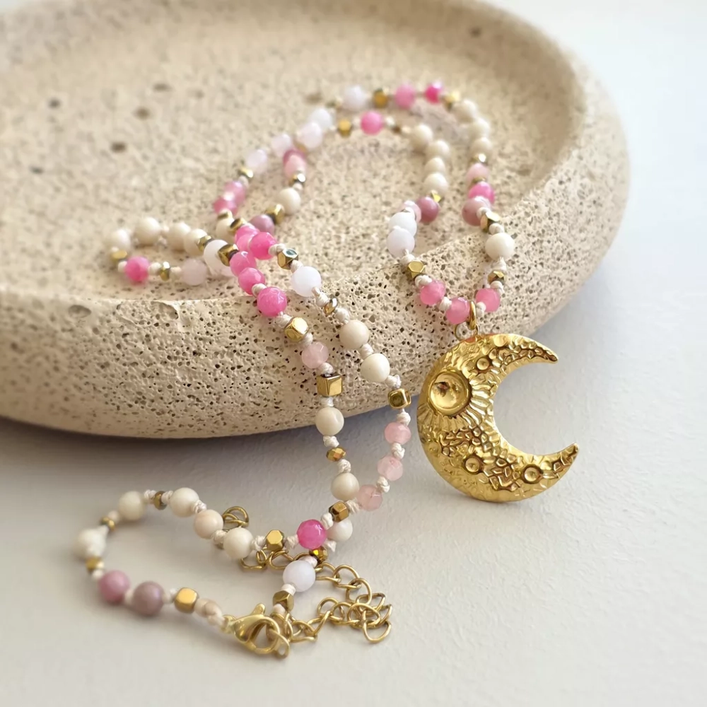 Naszyjnik supełkowany unikat z agatem różowym, kamieniem rzecznym, rodonitem, kwarcem różowym i hematytem na kremowym sznurku z zawieszką księżyc – ręcznie tworzona biżuteria Magneska.pl