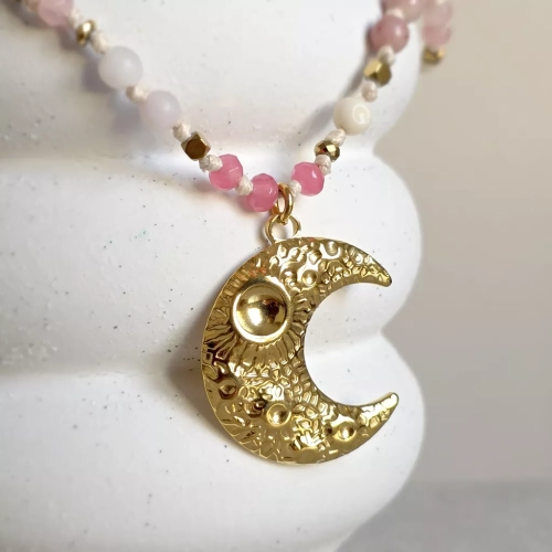 Naszyjnik supełkowany unikat z agatem różowym, kamieniem rzecznym, rodonitem, kwarcem różowym i hematytem na kremowym sznurku z zawieszką księżyc – ręcznie tworzona biżuteria Magneska.pl