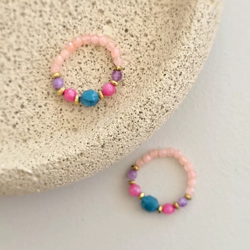 Pierścionek elastyczny z niebieskim apatytem, kolorowymi agatami i hematytem – ręcznie tworzona biżuteria z kamieni naturalnych Magneska.pl