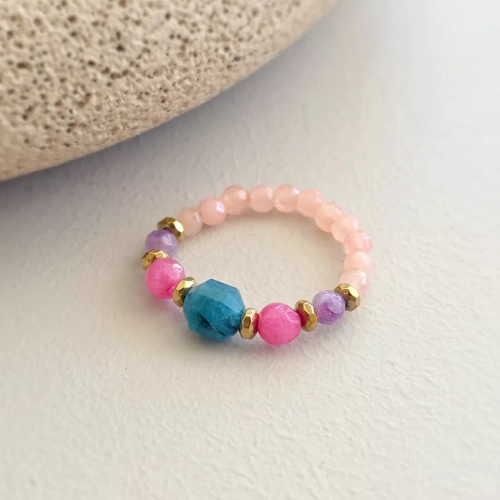 Pierścionek elastyczny z niebieskim apatytem, kolorowymi agatami i hematytem – ręcznie tworzona biżuteria z kamieni naturalnych Magneska.pl