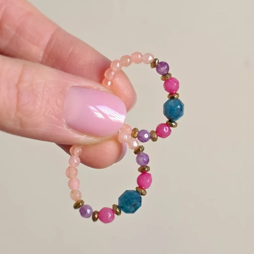 Pierścionek elastyczny z niebieskim apatytem, kolorowymi agatami i hematytem – ręcznie tworzona biżuteria z kamieni naturalnych Magneska.pl