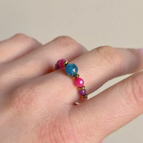 Pierścionek elastyczny z niebieskim apatytem, kolorowymi agatami i hematytem – ręcznie tworzona biżuteria z kamieni naturalnych Magneska.pl