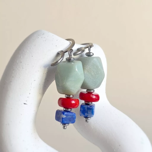 Kolczyki wiszące unikaty z amazonitem, koralem, lapis lazuli i hematytem na stali chirurgicznej – ręcznie tworzona biżuteria z kamieni naturalnych Magneska.pl