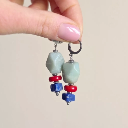 Kolczyki wiszące unikaty z amazonitem, koralem, lapis lazuli i hematytem na stali chirurgicznej – ręcznie tworzona biżuteria z kamieni naturalnych Magneska.pl