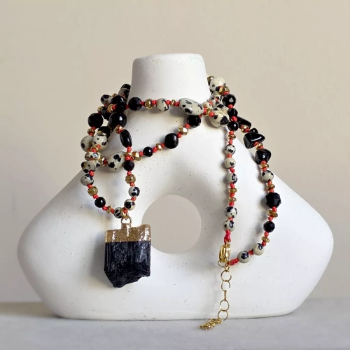 Naszyjnik supełkowany unikat z czarnym turmalinem, jaspisem dalmatyńskim i hematytem na czerwonym sznurku – ręcznie tworzona biżuteria z kamieni naturalnych Magneska.pl