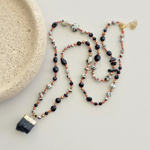 Naszyjnik supełkowany unikat z czarnym turmalinem, jaspisem dalmatyńskim i hematytem na czerwonym sznurku – ręcznie tworzona biżuteria z kamieni naturalnych Magneska.pl