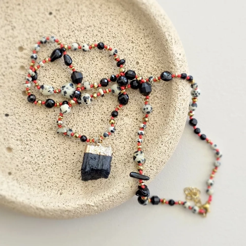 Naszyjnik supełkowany unikat z czarnym turmalinem, jaspisem dalmatyńskim i hematytem na czerwonym sznurku – ręcznie tworzona biżuteria z kamieni naturalnych Magneska.pl