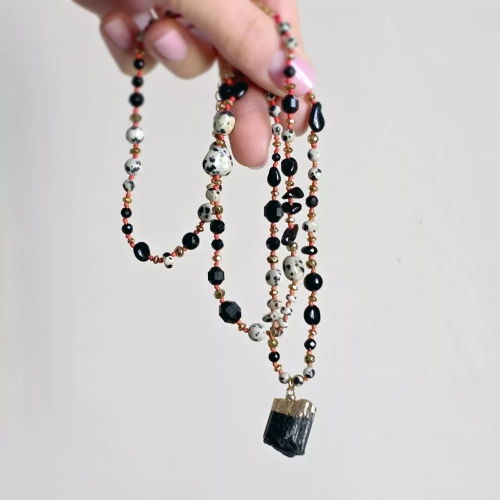 Naszyjnik supełkowany unikat z czarnym turmalinem, jaspisem dalmatyńskim i hematytem na czerwonym sznurku – ręcznie tworzona biżuteria z kamieni naturalnych Magneska.pl