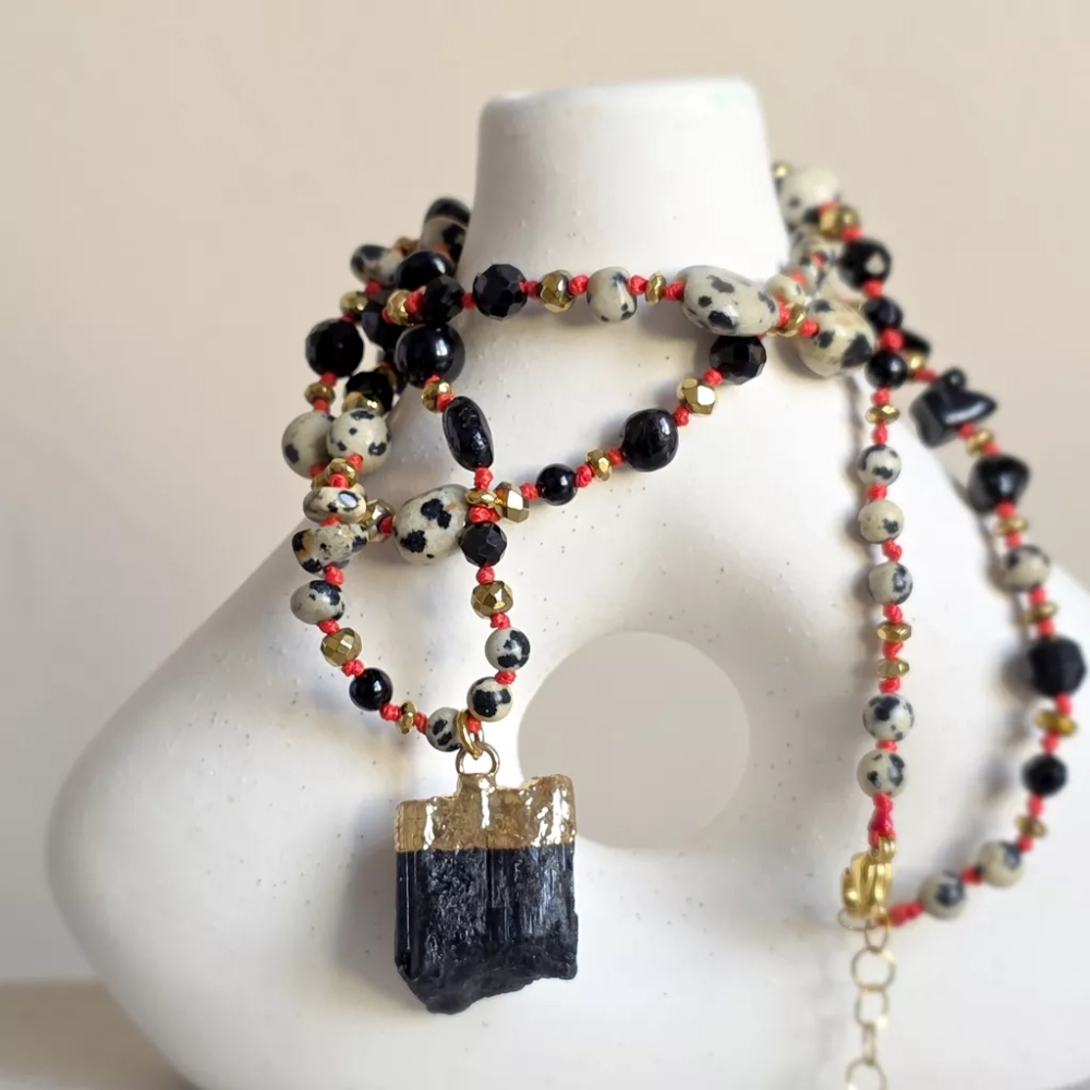 Naszyjnik supełkowany unikat z czarnym turmalinem, jaspisem dalmatyńskim i hematytem na czerwonym sznurku – ręcznie tworzona biżuteria z kamieni naturalnych Magneska.pl