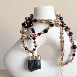 Naszyjnik supełkowany unikat czarny turmalin, jaspis dalmatyński i hematyt na czerwonym sznurku