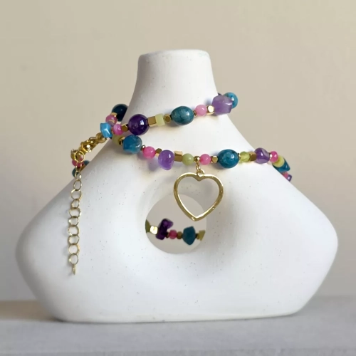 Naszyjnik unikat choker z agatem różowym, jadeitem, ametystem, niebieskim apatytem i hematytem z zawieszką serce – ręcznie tworzona biżuteria z kamieni naturalnych Magneska.pl