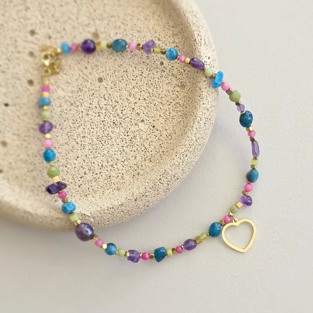 Naszyjnik unikat choker z agatem różowym, jadeitem, ametystem, niebieskim apatytem i hematytem z zawieszką serce – ręcznie tworzona biżuteria z kamieni naturalnych Magneska.pl