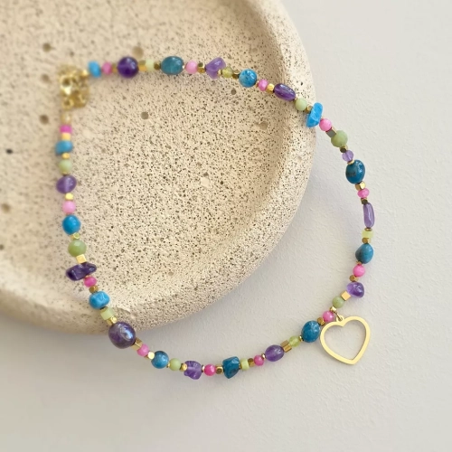 Naszyjnik unikat choker z agatem różowym, jadeitem, ametystem, niebieskim apatytem i hematytem z zawieszką serce – ręcznie tworzona biżuteria z kamieni naturalnych Magneska.pl