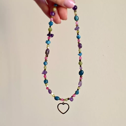 Naszyjnik unikat choker z agatem różowym, jadeitem, ametystem, niebieskim apatytem i hematytem z zawieszką serce – ręcznie tworzona biżuteria z kamieni naturalnych Magneska.pl