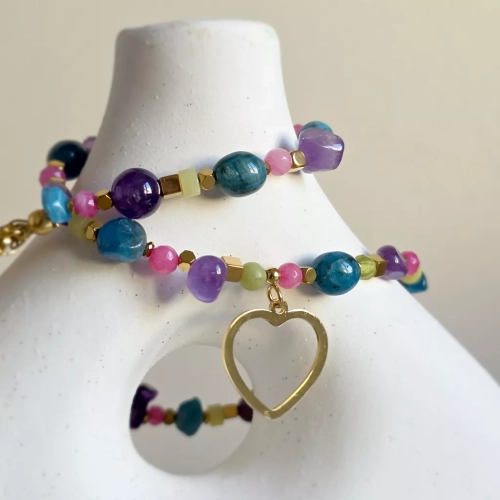 Naszyjnik unikat choker z agatem różowym, jadeitem, ametystem, niebieskim apatytem i hematytem z zawieszką serce – ręcznie tworzona biżuteria z kamieni naturalnych Magneska.pl