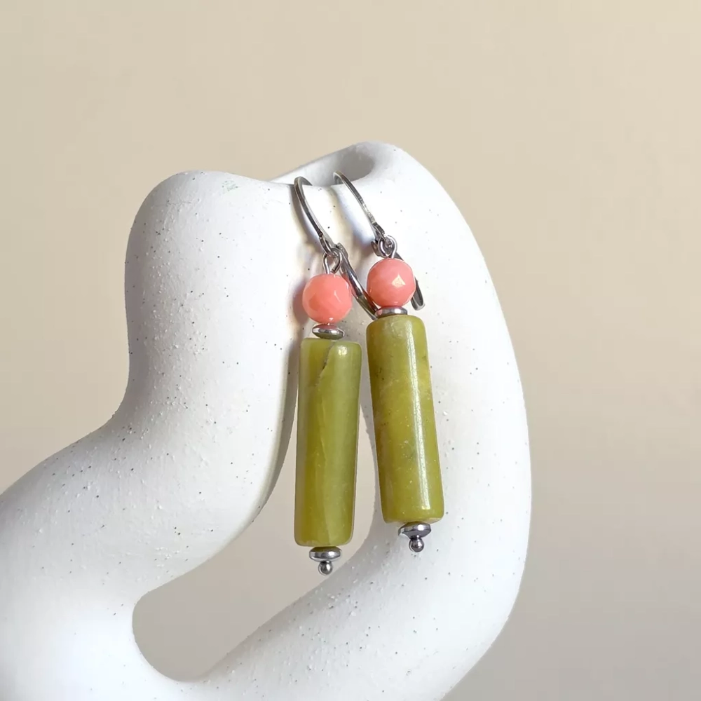 Kolorowe kolczyki na lato - koral i zielony jadeit - energetyczne połączenie na dobry dzień | Magneska.pl