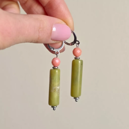 Kolorowe kolczyki na lato - koral i zielony jadeit - energetyczne połączenie na dobry dzień | Magneska.pl