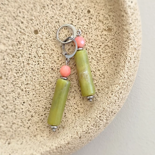 Kolorowe kolczyki na lato - koral i zielony jadeit - energetyczne połączenie na dobry dzień | Magneska.pl