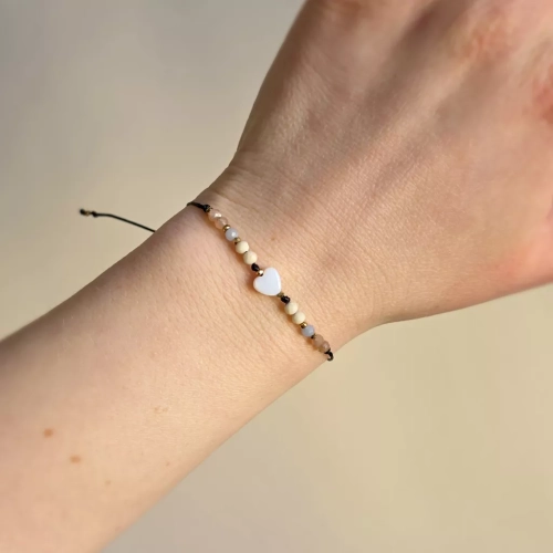 Bransoletka z serduszkiem z masy perłowej. Delikatne kamienie na cienkim, czarnym sznurku. Bransoletka z angelitem, kamieniem słonecznym i kamieniem rzecznym, delikatność na każdy dzień. Magneska.pl