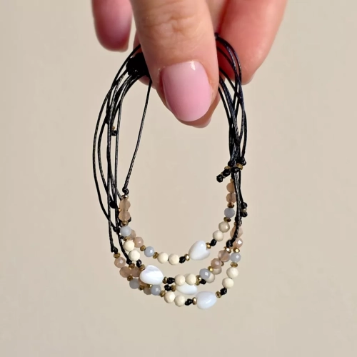 Bransoletka z serduszkiem z masy perłowej. Delikatne kamienie na cienkim, czarnym sznurku. Bransoletka z angelitem, kamieniem słonecznym i kamieniem rzecznym, delikatność na każdy dzień. Magneska.pl