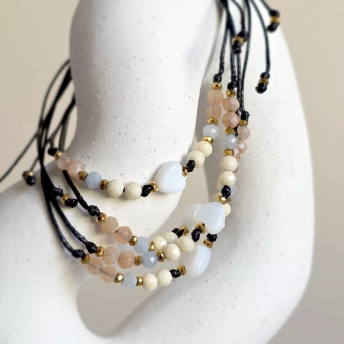 Bransoletka z serduszkiem z masy perłowej. Delikatne kamienie na cienkim, czarnym sznurku. Bransoletka z angelitem, kamieniem słonecznym i kamieniem rzecznym, delikatność na każdy dzień. Magneska.pl