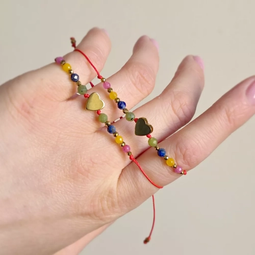 Bransoletka z hematytem, nefrytem, lapis lazuli i kolorowymi agatami na czerwonym sznurku z serduszkiem, ręcznie tworzona biżuteria z kamieni naturalnych magneska.pl